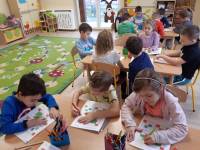 Gr. Słoneczka: ćwiczymy matematykę i kodowanie, zabawy i doświadczenia z kolorami.