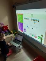 Gr. Słoneczka: ćwiczymy matematykę i kodowanie, zabawy i doświadczenia z kolorami.