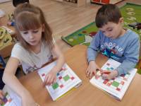 Gr. Słoneczka: ćwiczymy matematykę i kodowanie, zabawy i doświadczenia z kolorami.