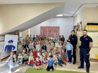Prelekcja policjantów w przedszkolu